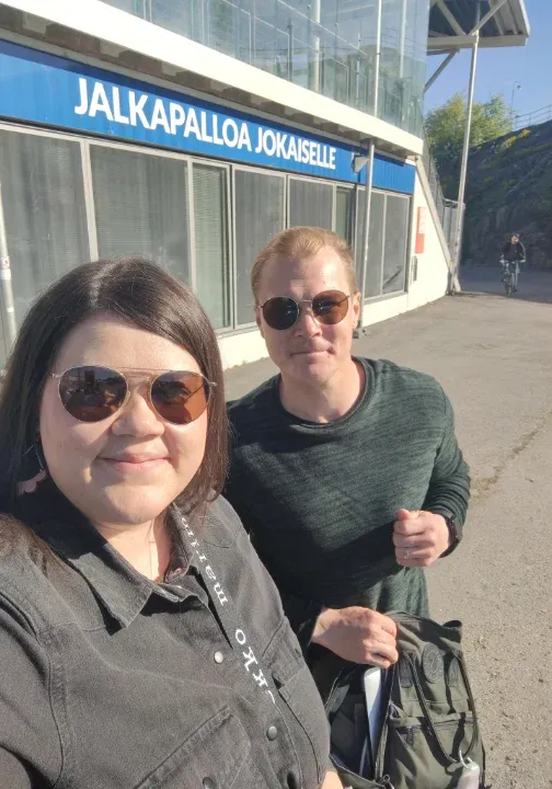 Emmi ja Severi Helsingissä Palloliiton toimistolla.